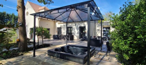 230m2 sur 3800m2 - jacuzzi 6 places - 10 à 16pers